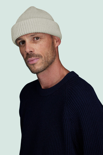 Pétrone bonnet homme porté écru