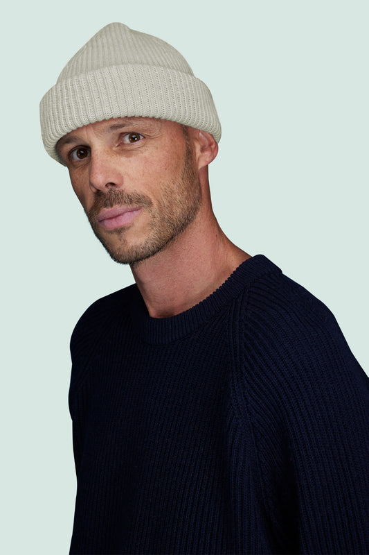 Pétrone bonnet homme porté écru