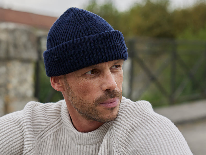 Pétrone bonnet homme porté bleu marine#couleur_bleu-marine