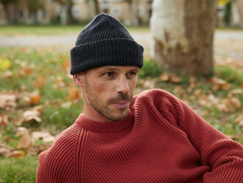 Pétrone bonnet homme porté gris anthracite chiné#couleur_gris-anthracite-chiné