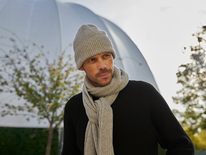 Pétrone bonnet homme porté gris clair chiné#couleur_gris-chiné-clair