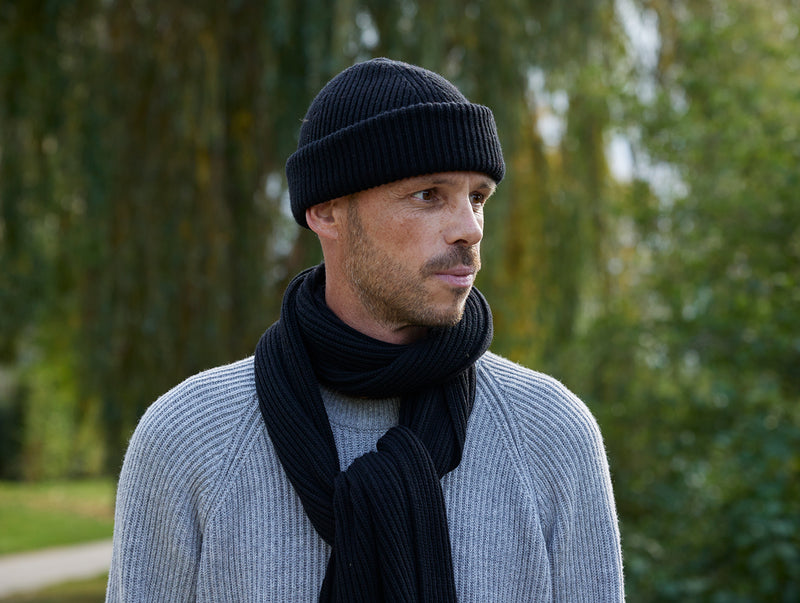 Pétrone bonnet homme porté noir#couleur_noir