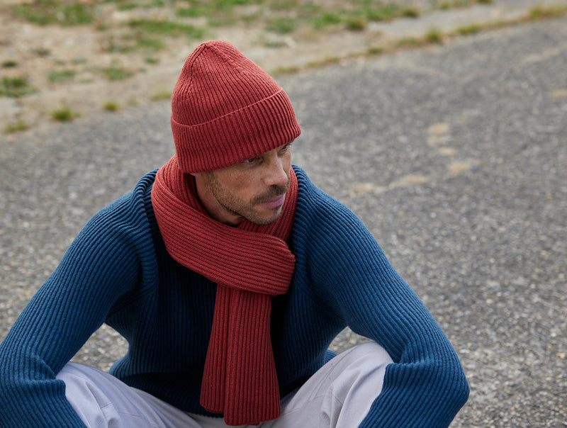 Pétrone bonnet homme porté rouille#couleur_rouille