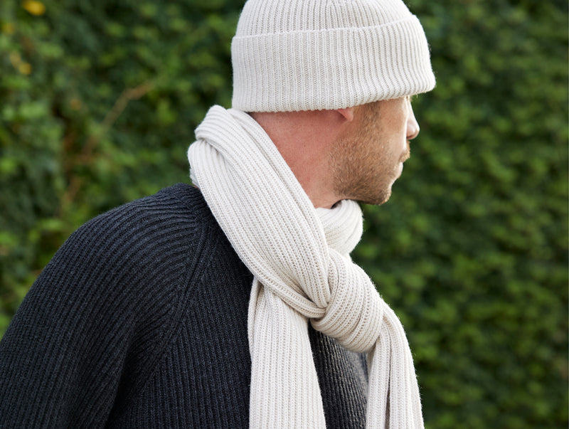 Pétrone écharpe homme portée écru#couleur_écru