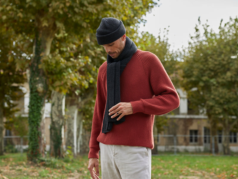 Pétrone écharpe homme portée gris anthracite chiné#couleur_gris-anthracite-chiné