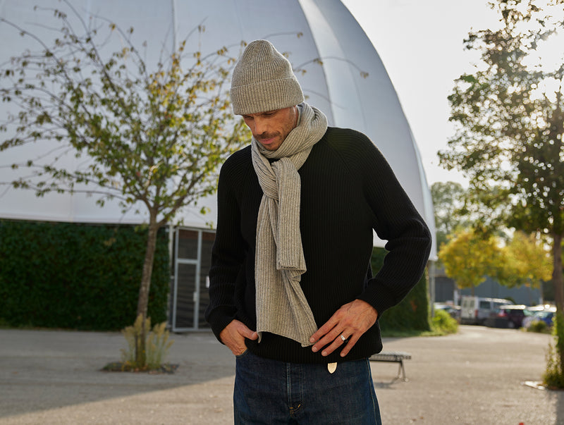 Pétrone écharpe homme portée gris clair chiné#couleur_gris-chiné-clair