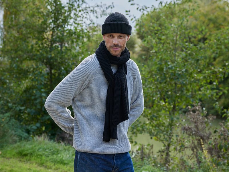 Pétrone écharpe homme portée noir#couleur_noir