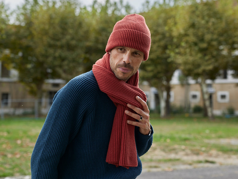 Pétrone écharpe homme portée rouille#couleur_rouille