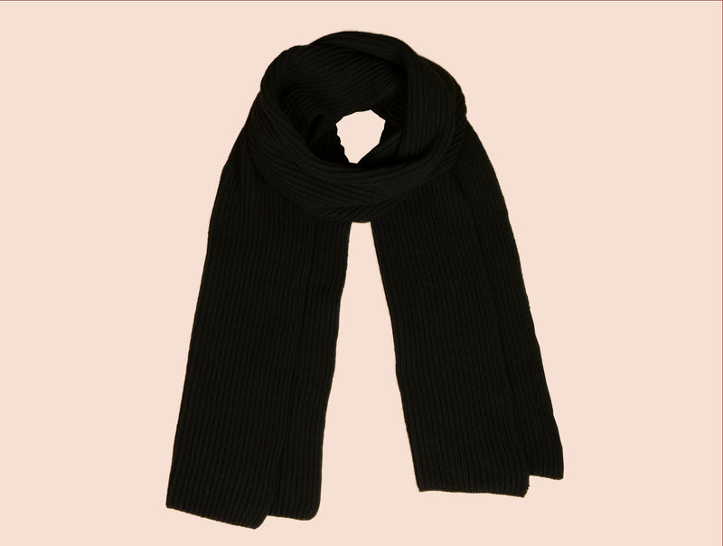 Pétrone écharpe homme posée noir#couleur_noir