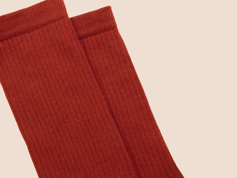 Petrone-chaussettes-tennis-coton-bio-unies-hautes-homme-rouille-posees#couleur_rouille