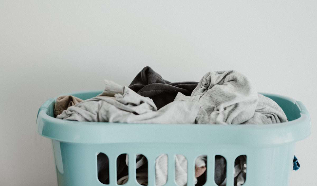 Pourquoi les vêtements rétrécissent dans la machine à laver ? (et comment limiter ce phénomène)