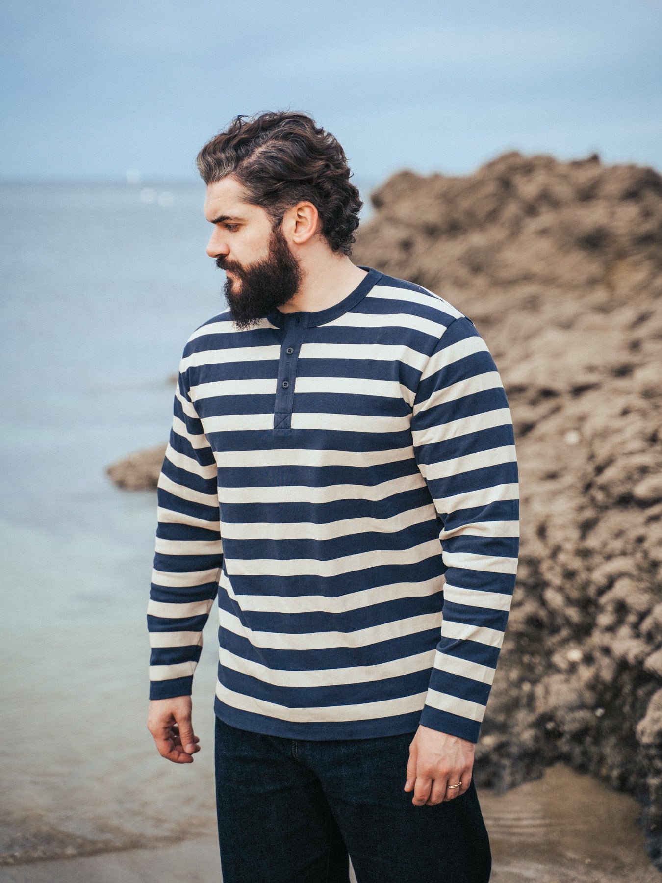 Pétrone Henley cormac manches longues coton bio marinière blanc crème bleu marine homme#couleur_marinière-bleu-marine