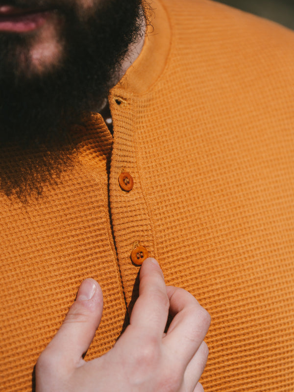 Pétrone Henley cormac manches courtes coton bio Tencel ocre homme#couleur_ocre
