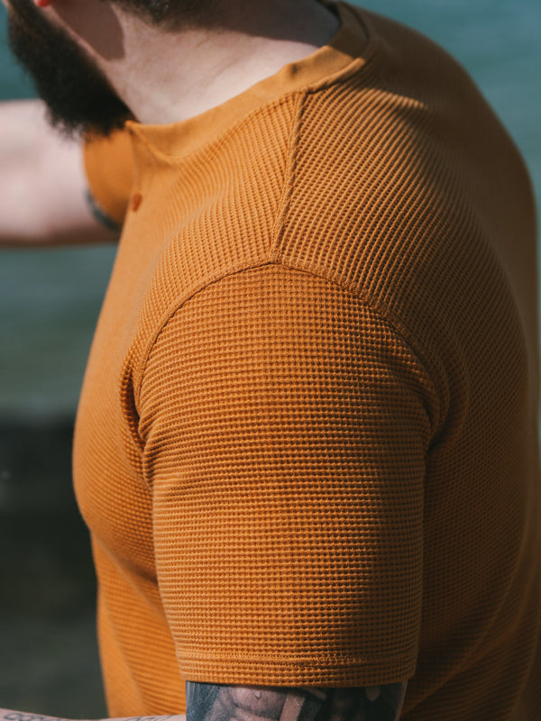 Pétrone Henley cormac manches courtes coton bio Tencel ocre homme#couleur_ocre
