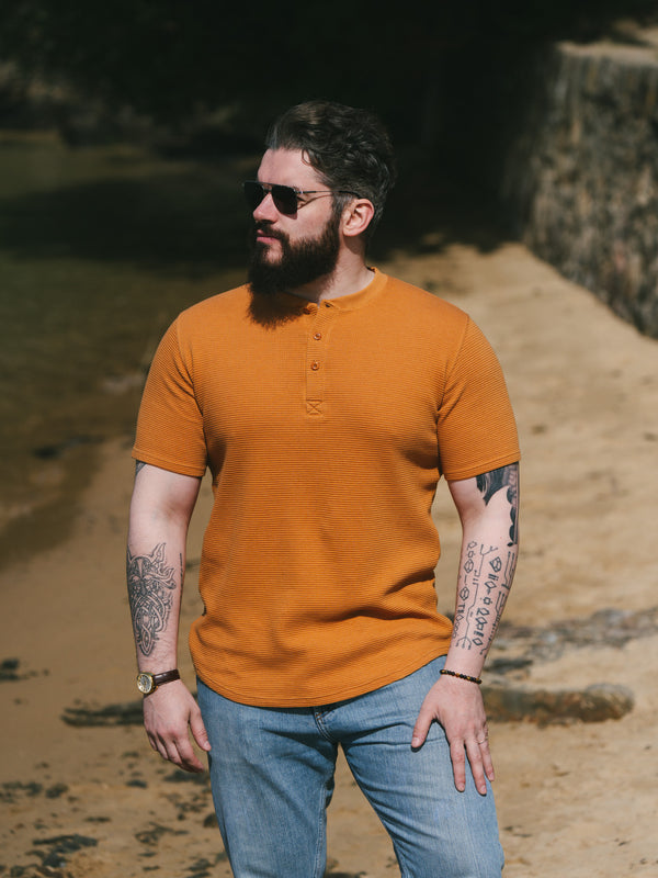 Pétrone Henley cormac manches courtes coton bio Tencel ocre homme#couleur_ocre