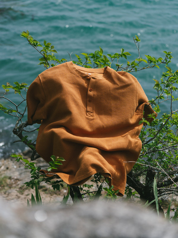 Pétrone Henley cormac manches courtes coton bio Tencel ocre homme#couleur_ocre