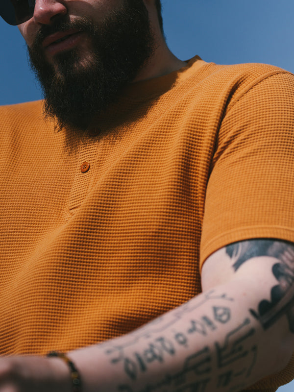 Pétrone Henley cormac manches courtes coton bio Tencel ocre homme#couleur_ocre