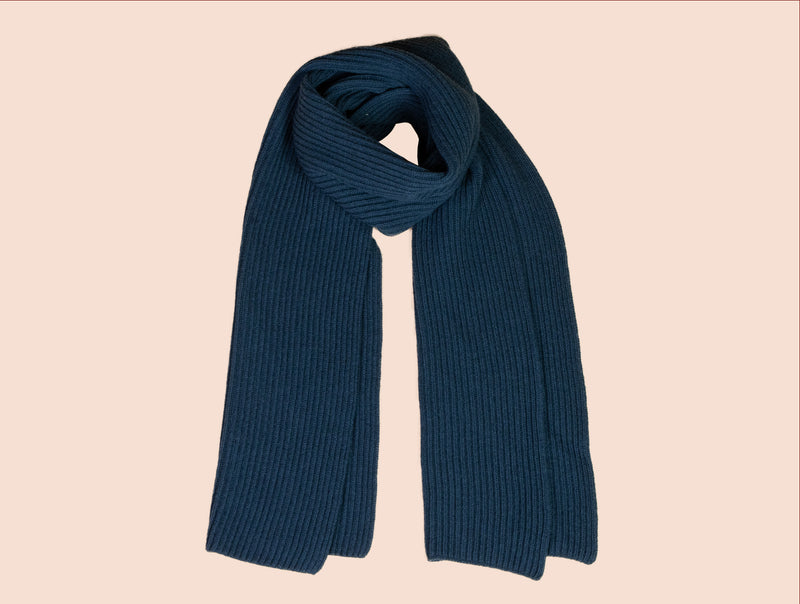 Pétrone écharpe homme posée bleu pétrole#couleur_bleu-pétrole
