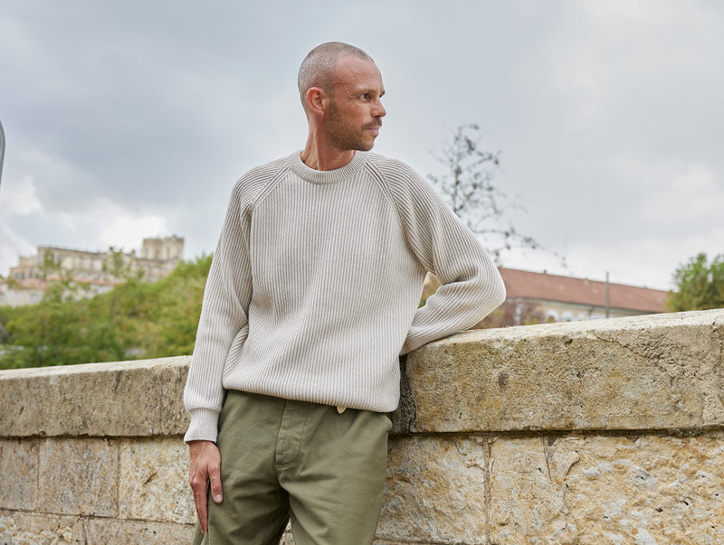 Pétrone Pull Réconfortant homme porté écru#couleur_écru