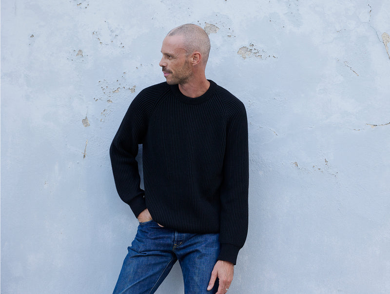 Pétrone Pull Réconfortant homme porté noir#couleur_noir