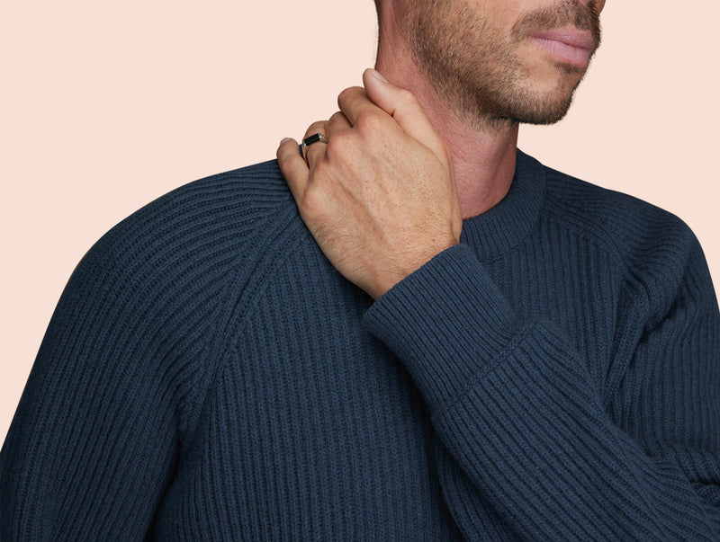 Pétrone Pull Réconfortant homme porté bleu pétrole#couleur_bleu-pétrole