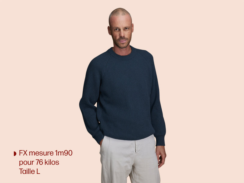 Pétrone Pull Réconfortant homme porté bleu pétrole#couleur_bleu-pétrole