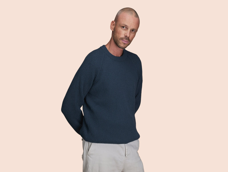 Pétrone Pull Réconfortant homme porté bleu pétrole#couleur_bleu-pétrole