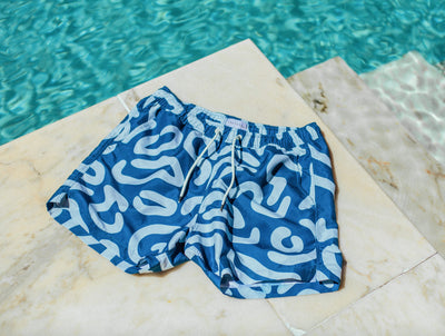 Pétrone short bain polyester recyclé graphique bleu acier homme#couleur_graphique-écru-bleu-acier