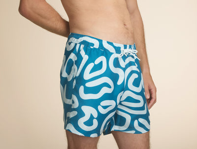 Pétrone short bain polyester recyclé graphique bleu acier homme#couleur_graphique-écru-bleu-acier