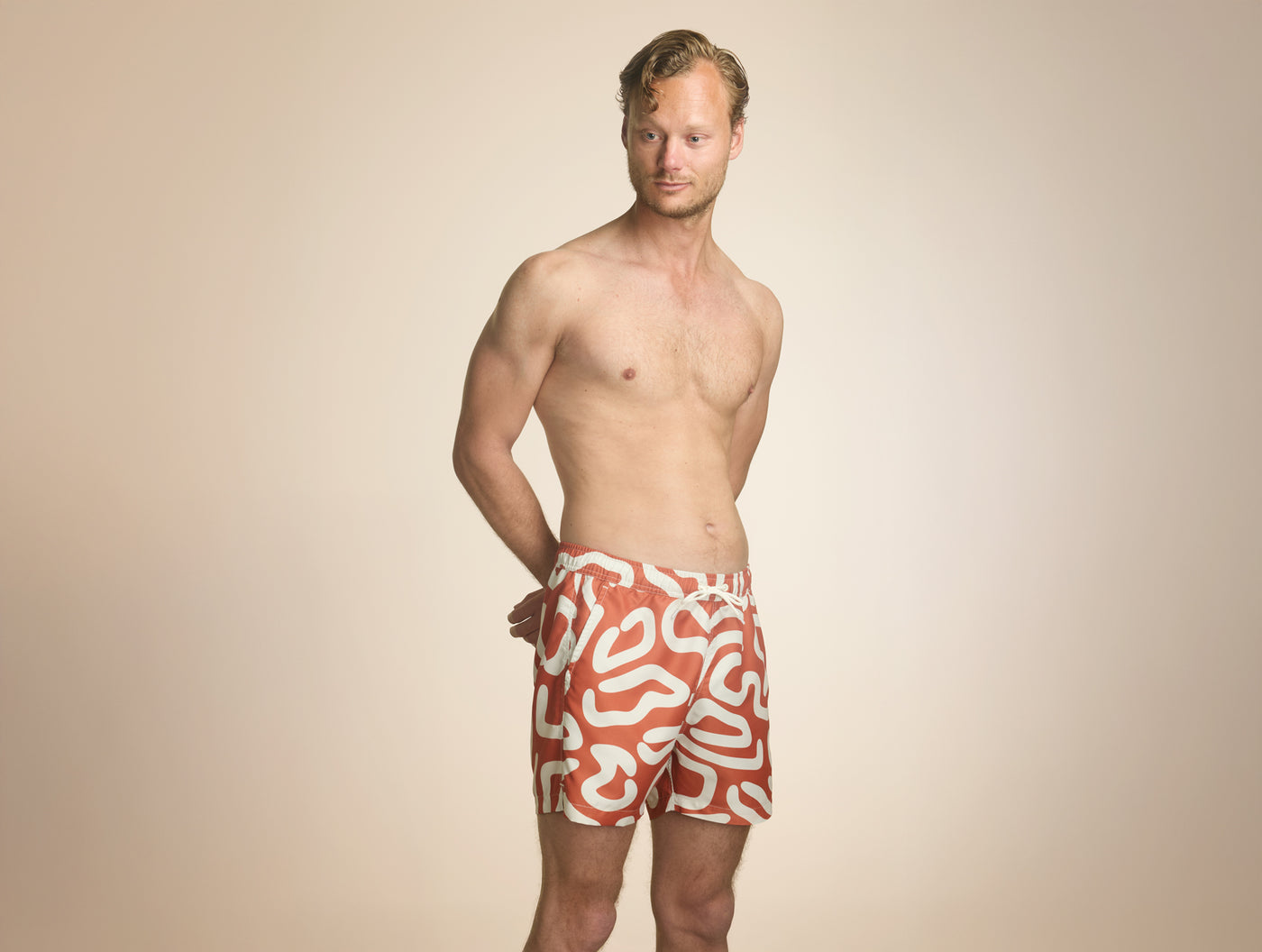 Pétrone short bain polyester recyclé graphique rouille homme#couleur_graphique-écru-rouille