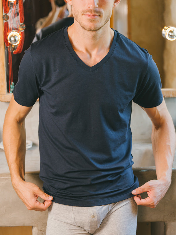 Pétrone T-shirt col V coton bio tencel lyocell bleu marine homme#couleur_bleu-marine