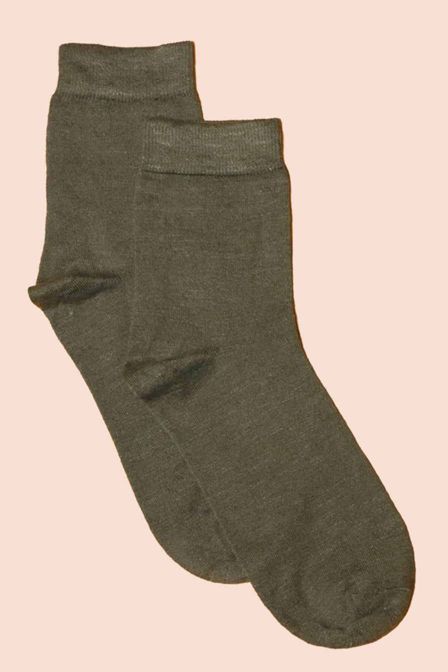 Petrone-chaussettes-lin-coton-homme-posee-sauge