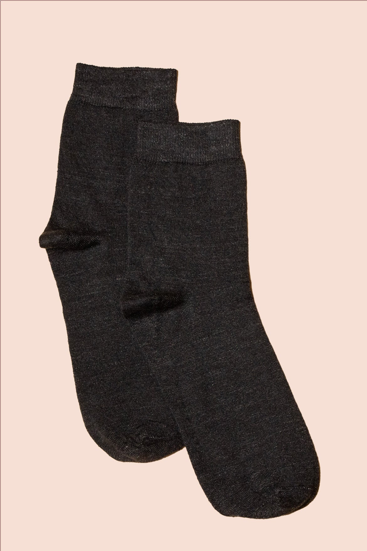 Petrone-chaussettes-lin-coton-homme-posee-noir