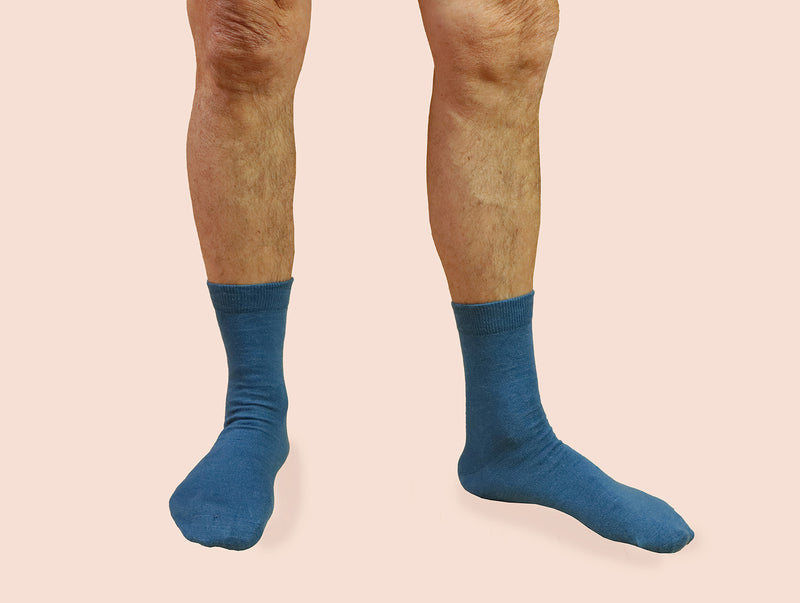 Petrone-chaussettes-lin-coton-homme-posee-bleu-ceruleen #couleur_bleu-ceruleen