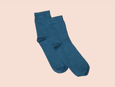 Petrone-chaussettes-lin-coton-homme-posee-bleu-ceruleen #couleur_bleu-ceruleen