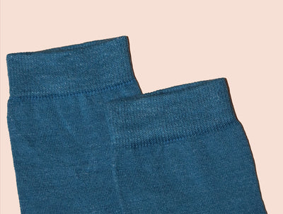 Petrone-chaussettes-lin-coton-homme-posee-bleu-ceruleen #couleur_bleu-ceruleen