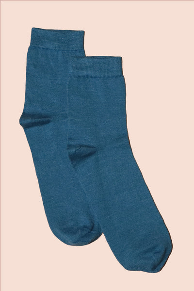 Petrone-chaussettes-lin-coton-homme-posee-bleu-ceruleen