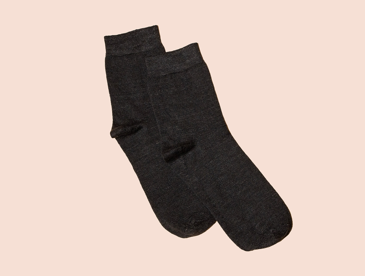 Petrone-chaussettes-lin-coton-homme-posee-noir #couleur_noir