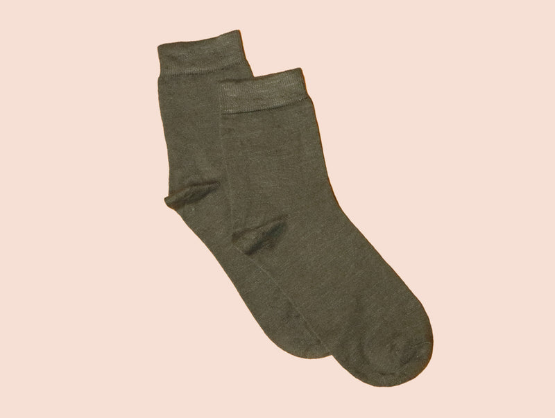 Petrone-chaussettes-lin-coton-homme-posee-sauge #couleur_sauge