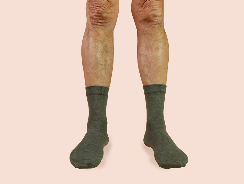 Petrone-chaussettes-lin-coton-homme-posee-sauge #couleur_sauge