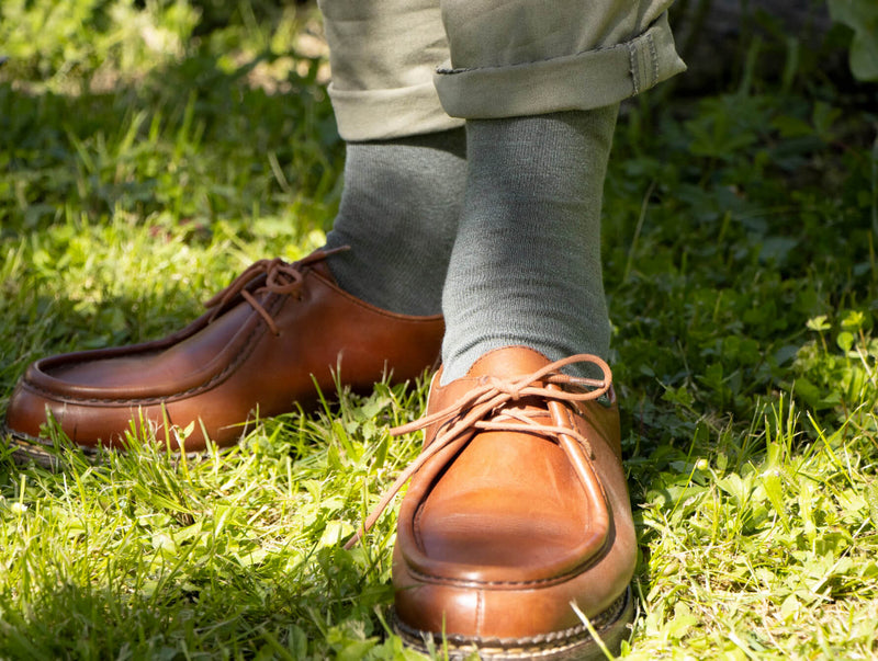 Petrone-chaussettes-lin-coton-homme-posee-sauge #couleur_sauge