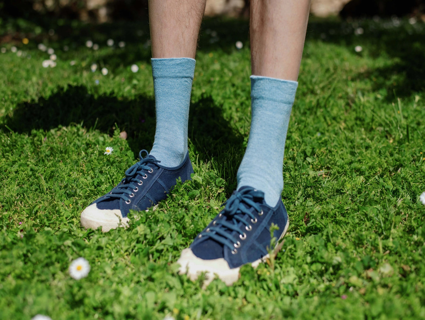 Petrone-chaussettes-lin-coton-homme-portee-bleu clair#couleur_bleu clair