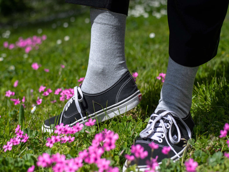 Petrone-chaussettes-lin-coton-homme-portee-gris clair#couleur_gris clair