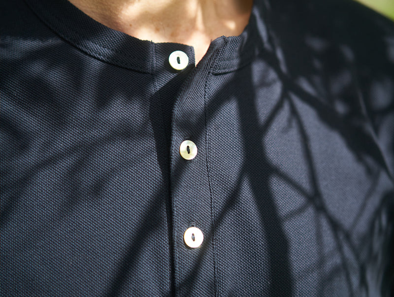 Pétrone Henley manches courtes coton bio bleu marine homme#couleur_bleu-marine