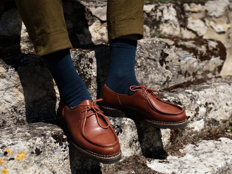Petrone-chaussettes-lin-coton-homme-portee-bleu marine#couleur_bleu marine