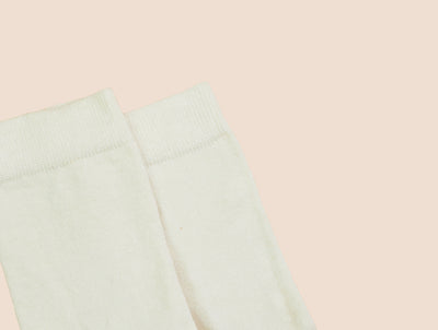Petrone-chaussettes-lin-coton-homme-posee-blanc crème#couleur_blanc crème