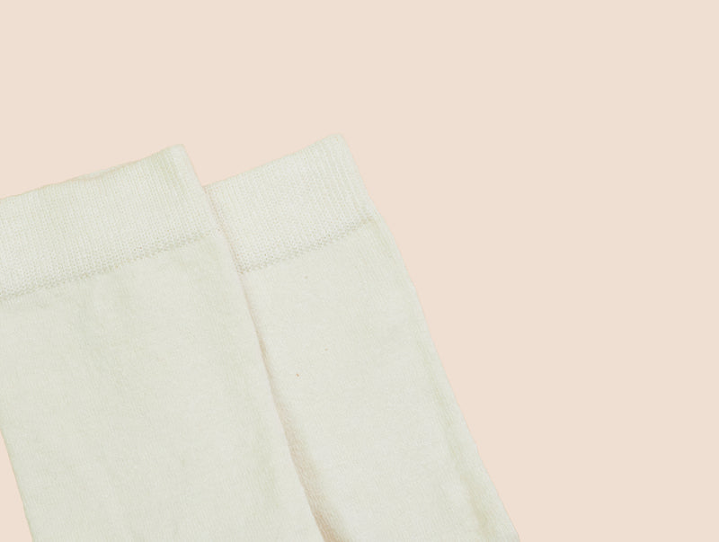 Petrone-chaussettes-lin-coton-homme-posee-blanc crème#couleur_blanc crème