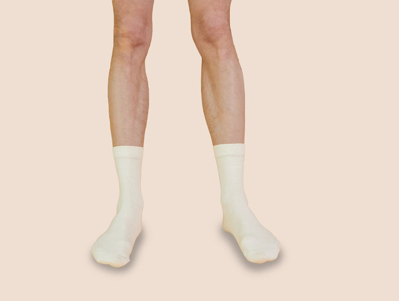 Petrone-chaussettes-lin-coton-homme-portee-blanc crème#couleur_blanc crème