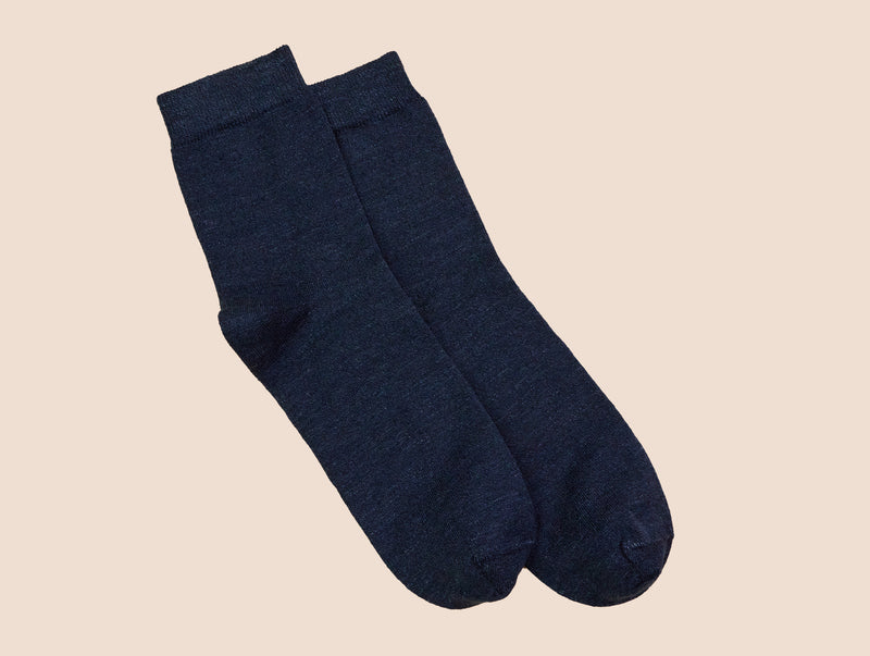 Petrone-chaussettes-lin-coton-homme-posee-bleu marine#couleur_bleu marine