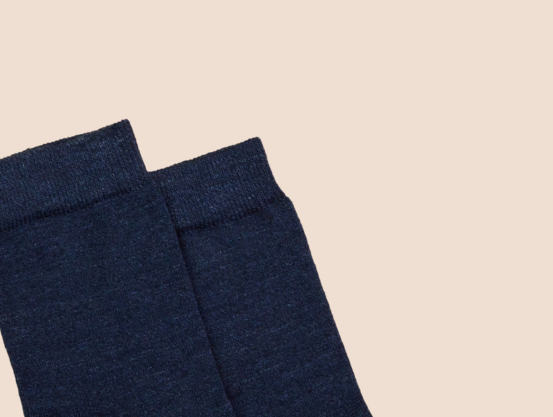 Petrone-chaussettes-lin-coton-homme-posee-bleu marine#couleur_bleu marine